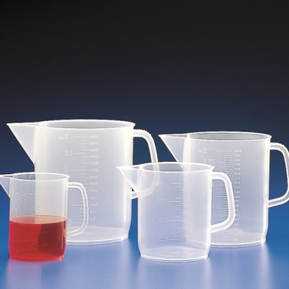 BECHER GRADUE AVEC ANSE ET BEC EN PP CAP.1L